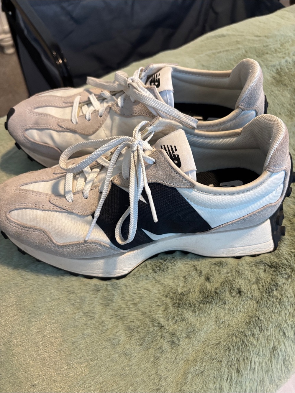 New Balance 327 Retro Runner Sneakers